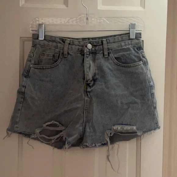 Yesstyle Heart Print Pocket Denim Shorts - Picture 5 of 9